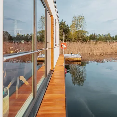 Hausboot Am Graebendorfer Hotel en barco Laasow
